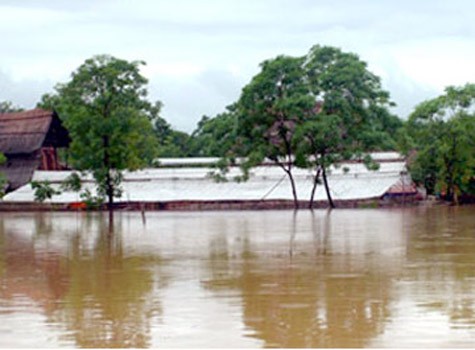 Một căn nhà bị cô lập trong lũ.